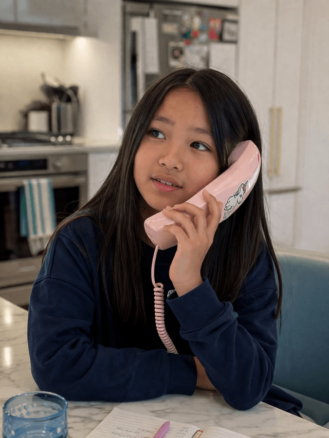 Girl 10 years old talking on Yarnie